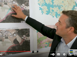 Bürgermeister Thomas Herker erläutert die Planung zum Gewerbegebiet Kuglhof 2
