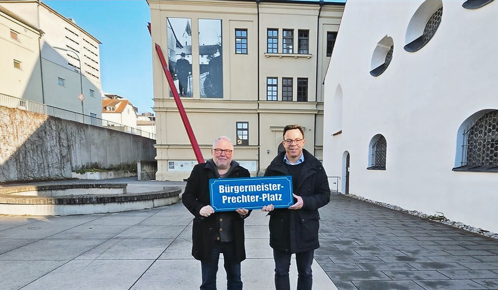 Markus Käser (SPD) und Martin Rohrmann (CSU) schlagen den Platz hinter der Stadtpfarrkirche vor
