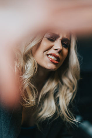 ritratto dinamico di una ragazza in bianco e nero per fotografia di moda, fashion e cataloghi