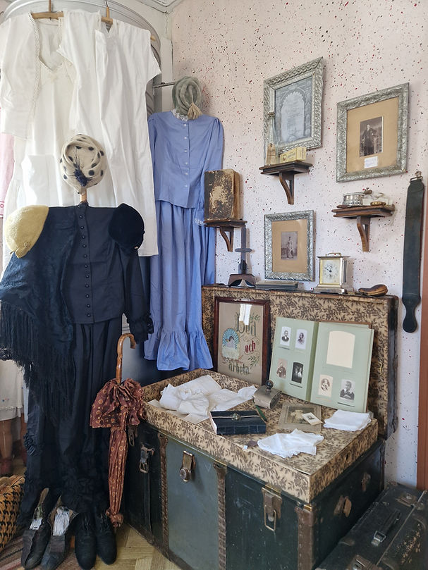 Vanhoja naisten vaatteita, valokuvia ja esineita 1900-luvun alusta