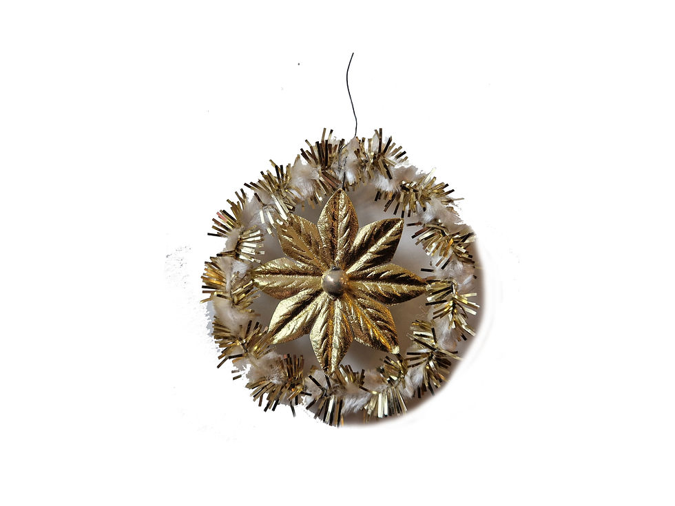 Antiikkinen joulukuusenkoriste, kultatähti ja lasipallo.