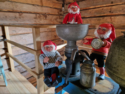 Vanhan talon aarteet, separaattori, kirnu, voinpesukone, vanhoja leluja ja vaatteita