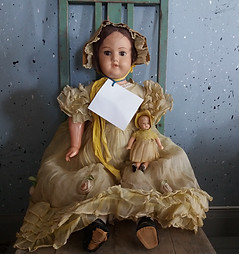 Lelumuseossa keräilijöiden aarteita ja muistoja jotka herättäävät keskusteluja. Tuolilla iso Marttanukke organza mekossa.