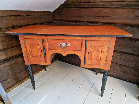 VanhaPorttipöytäValmis