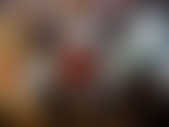 Kolme vanhaa nallekarhua istuu kapioarkun kannella ja pitelevät sylissä vanhoja leluja