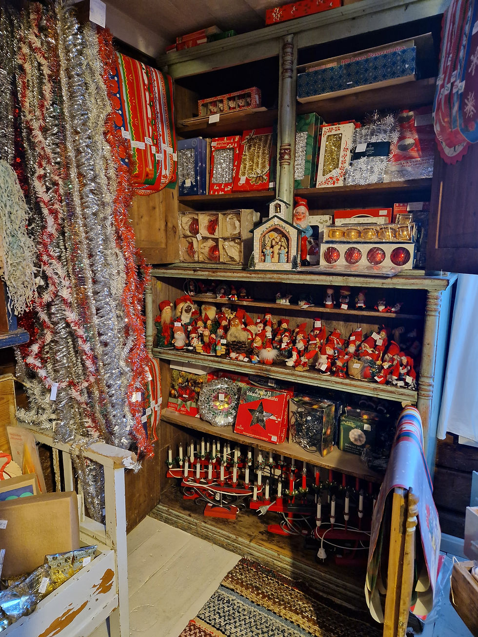 Pikkukuva: Vanhojen joulukoristeiden myymälä on täysin uudistettu vanhoilla talonpoikaishuonekaluilla.