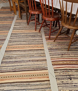 Sata vuotta vanhat, käsinkudotut tuvanmatot tuovat talonpoikaistalon lattialle väriä, lämpöä ja perinteistä suomalaista käsityötaitoa.
100-vuotiaat räsymatot, talonpoikaistalon tuvanmatot, perinteinen Suomalainen kudonta, Suomalainen käsityöperinne