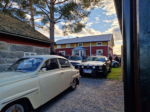 gamla bilar på besök itomtebyn, guidad rundtur i ett unikt musei område i österbotten