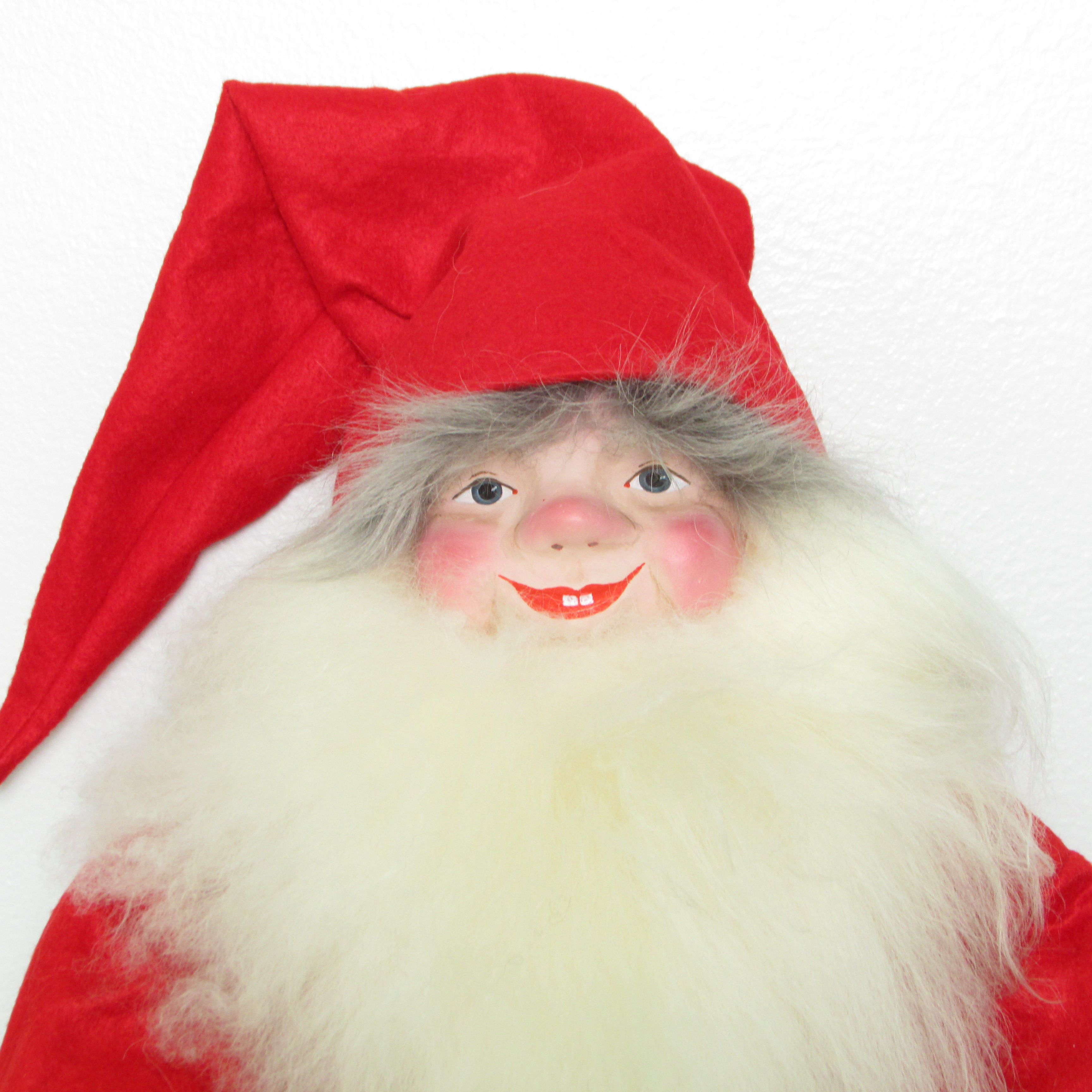 Tonttu-ukko, isokokoinen. Valkoinen parta ja harmaat hiukset