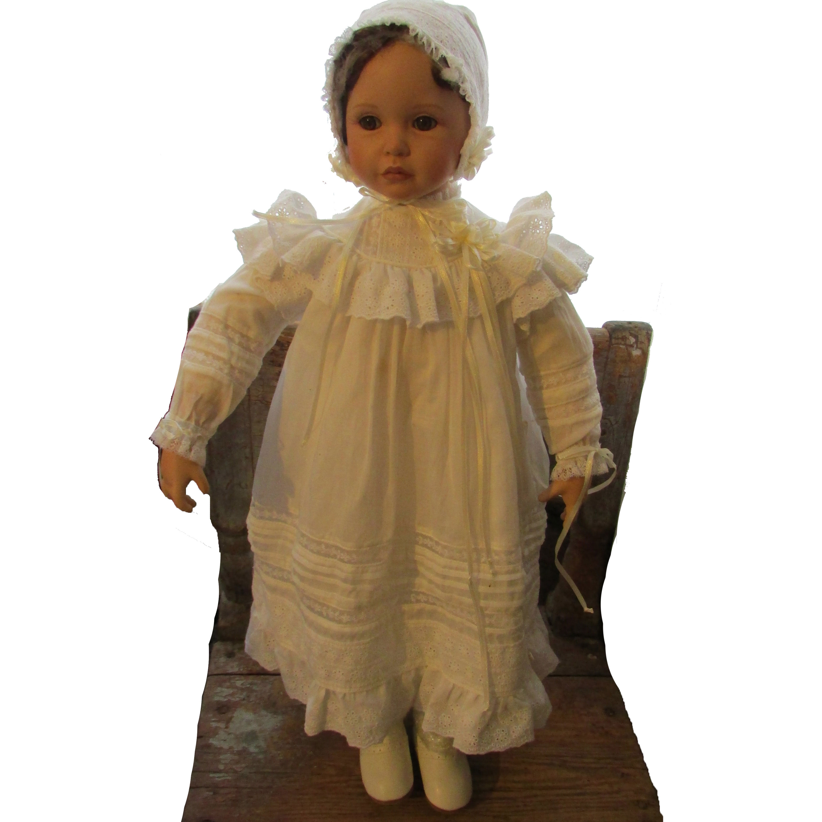 Posliininukke, keräilynukke. Valkoinen pitsimekko