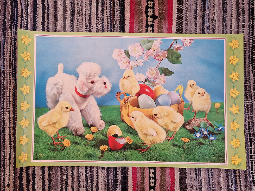 Vanha pääsiäispaperitaulu, lelukoira katselee pikkutipujen kiipeilyä munakorissa.