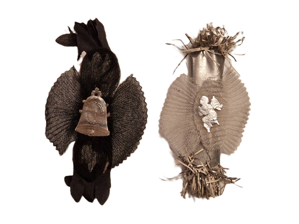 Todella harvinaiset 1900-luvun surukaramellit. Pituus musta 15cm ja hopean 14cm. Kummasakin kauniit harsokoristeet.