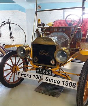 Harvinainen antiikkiauto Ford since 1908 Opastuskierroksella Pohjanmaan Nostalgiakierros