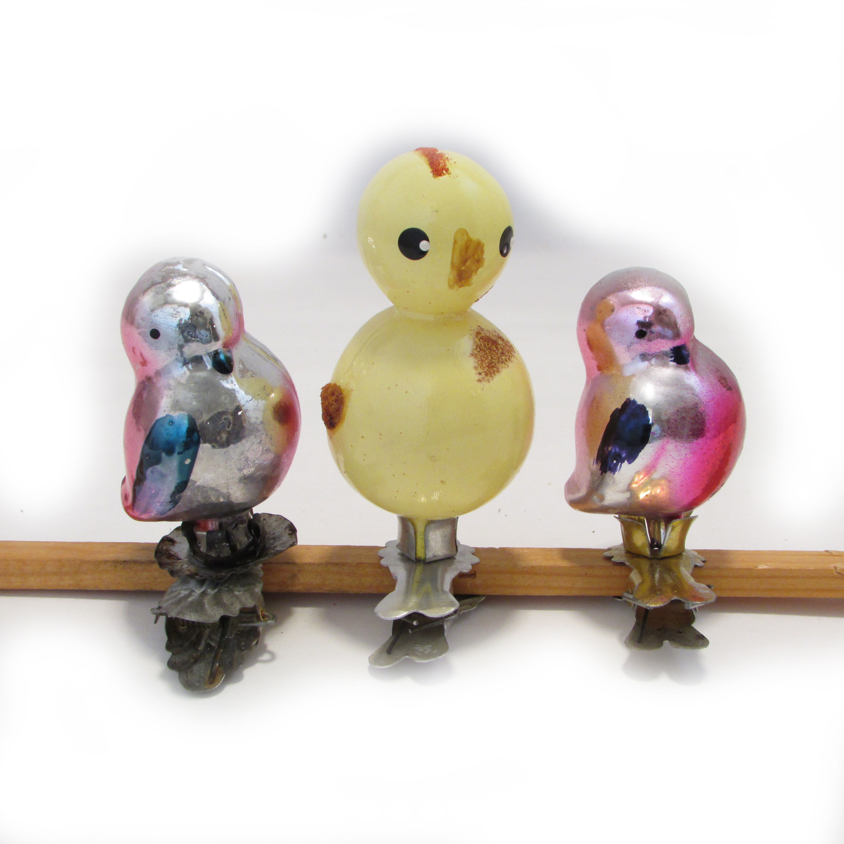 Erikoiset lasilinnut joulukuusen koriste.