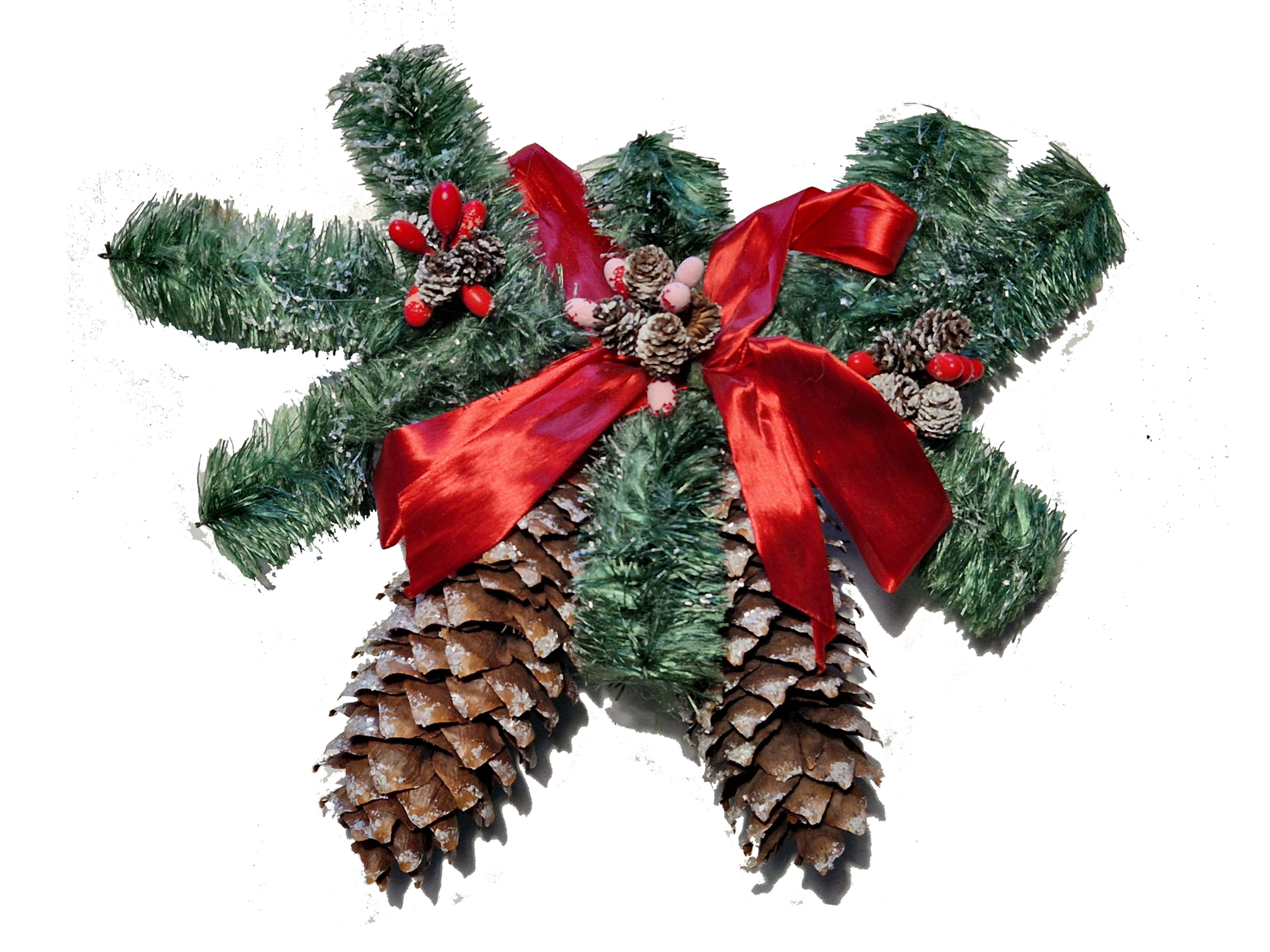 Huurteiset kuusenkävyt ovikranssi ja punainen rusetti