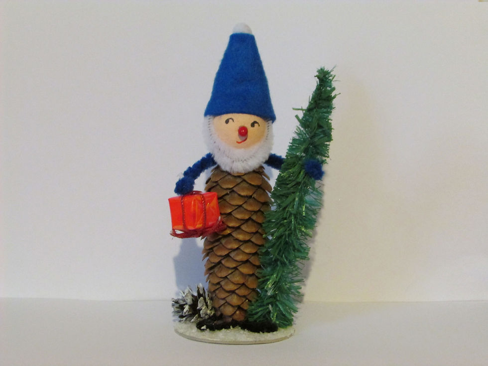 Pikkukuva: Käpytonttu. Tontulla punainen paketti.