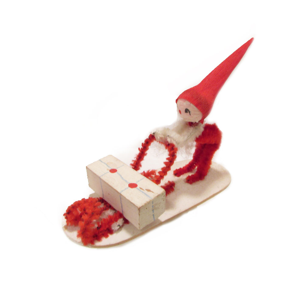 Harvinainen joulutonttu piipunrassista. Tonttu ja kelkka.