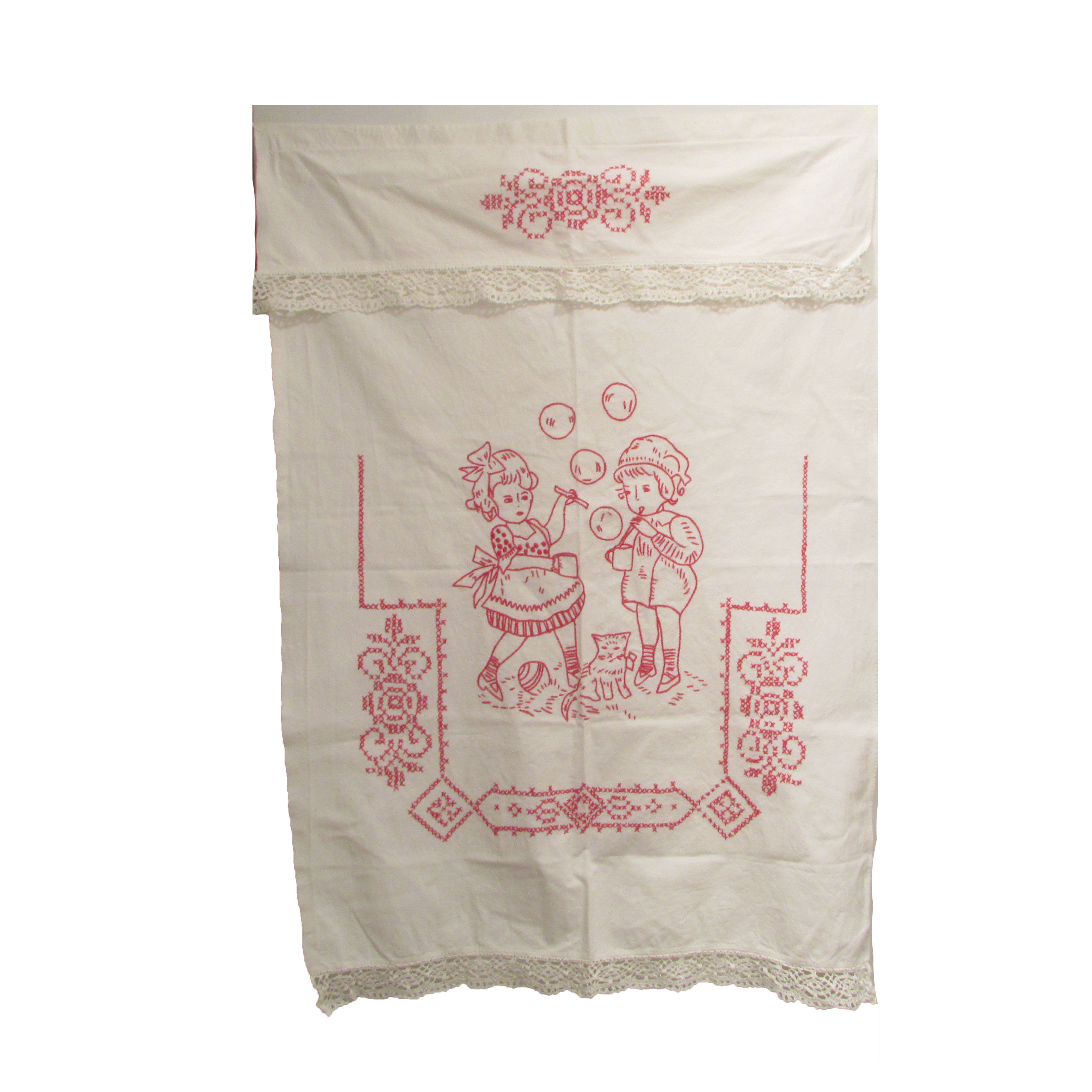 Vanha pyyheliinan peitto perinteisellä kirjailulla.