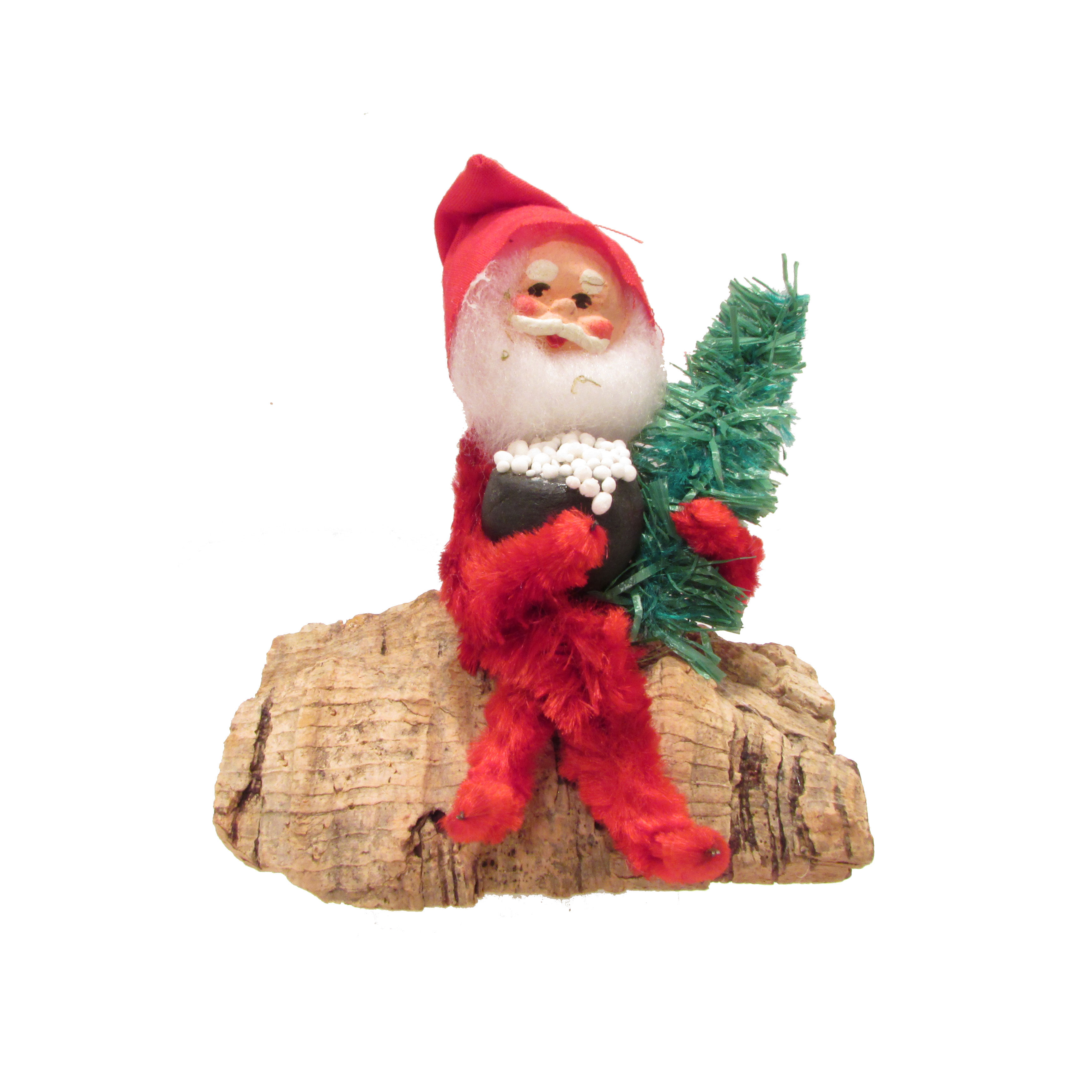 Hieno vanha K.A.Weiste tehtaan joulutonttu joka pitelee puuropataa ja joulukuusta kädessä. Tonttu istuu käävän päällä.