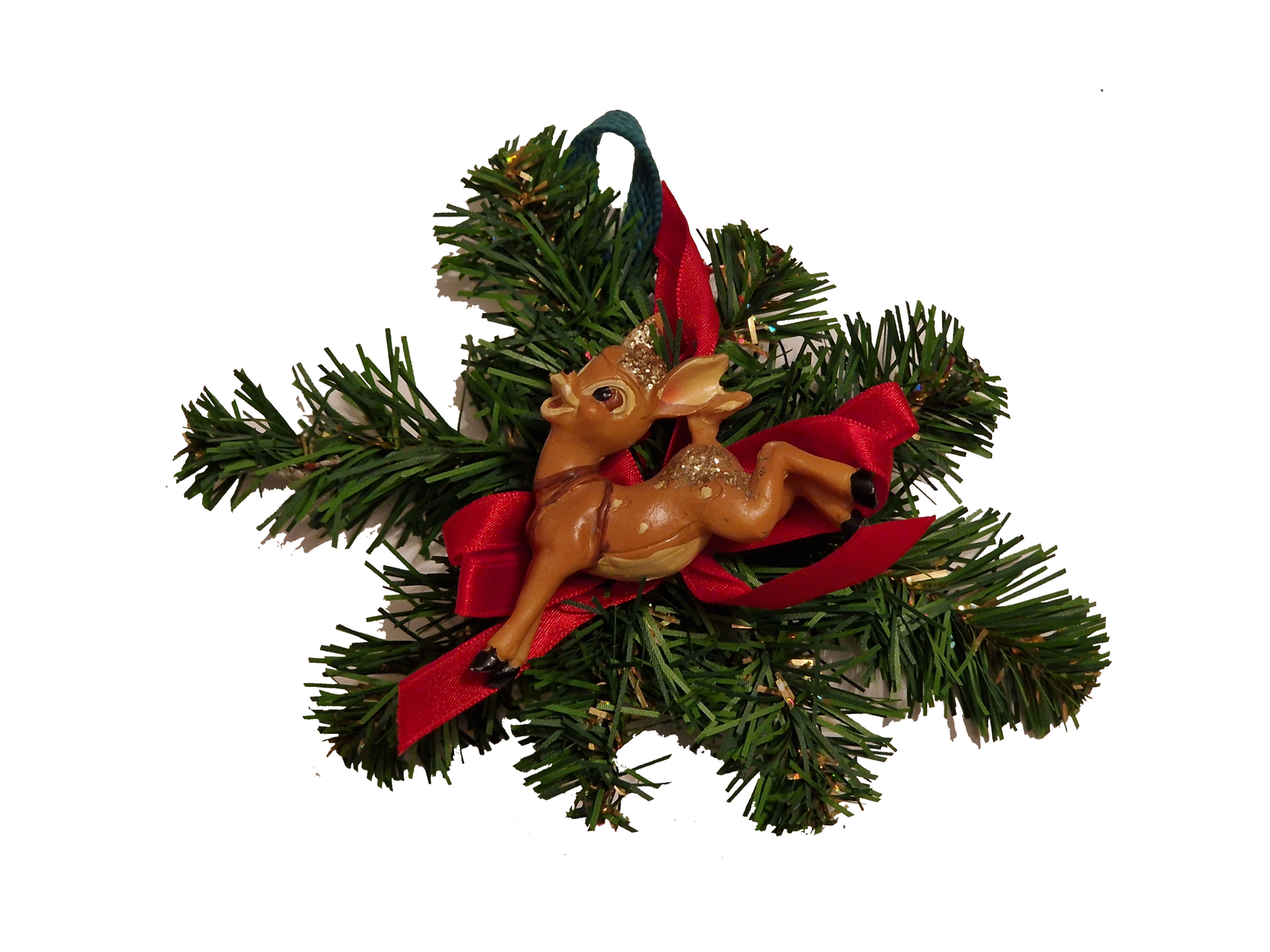 Vanha ovikoriste, havunoksat ja ilmoinen joulukauris hyppää.