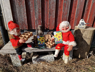 Puutarhapenkillä vanha öljylamppu, puutarhatyövälineita, istutus astioita ja auringon kukan siemeniä