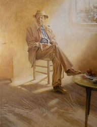 Homme d'âge mûr assis sur une chaise, chapeau et veste baignés de lumière dorée. Présence claire, calme et méditative. 