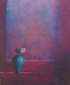 Un vase posé sur une étagère rose, tenant une fleur pâle, devant un fond abstrait fuchsia violet et bleu, à l'atmosphère douce et rêveuse.