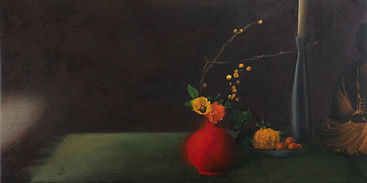 Nature morte feutrée : vase rouge, fleur jaune, fruits et chandelier baignés d'ombre et de lumière douce. Une statue de Bouddha émerge doucement de l'ombre.
