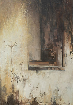 Mur patiné aux tons ocres. Une fenêtre sombre, fleurs sèches et esquissées, silence et lumière fanée d'un soir ancien immobile.