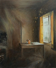 Intérieur rustique sombre et silencieux. Quelques objets du quotidien disposés sur une table de bois éclairés par la lumière d'une fenêtre.
