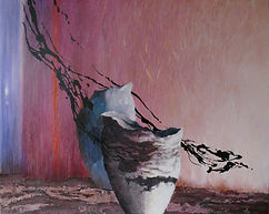 Nature morte avec vases contemporains surgissant d'un sol rugueux. Fond rose et bleu violet traversé d’un jet d'encre noire.