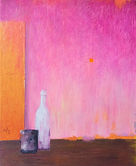 Nature morte minimaliste : bouteille translucide et gobelet sombre sur table striée, fond rose orang