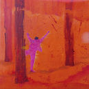 Silhouette rose fuchsia dansant entre des troncs sombres sur un fond rouge vermillon évoquant liberté, mouvement et énergie brute.