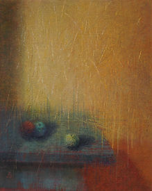 Peinture quasi abstraite aux tons jaune, bleu et ocre rouge. Surface rayée, des fruits traités de manière floue disposés sur une table sombre dans une atmosphère vibrante mais calme.