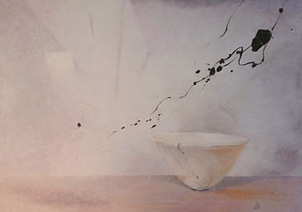Nature morte minimaliste montrant un bol clair sur table avec éclaboussures d’encre noire formant une ligne fluide et abstraite