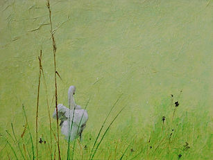 Évocation poétique et estivale d'un étang. Un cygne blanc se glisse dans les herbes hautes. Vert intense doux et lumineux.