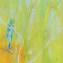 Silhouette féminine bleutée en marche, flottant dans une abstraction vert-jaune lumineuse traversée de lignes fluides.