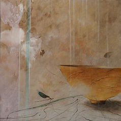 Nature morte aux tons rose et ocre, mur texturé, insecte posé près d’un bol, ambiance douce, calme et minimaliste.