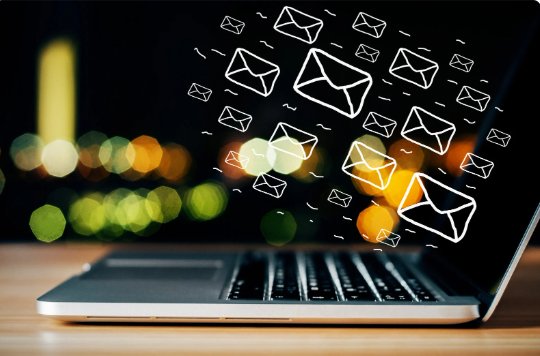 Notifications d'email marketing dans un ordinateur