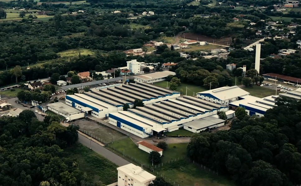 Imagen aérea de la unidad industrial Goar en Rio Grande do Sul, Brasil, con almacenes y área verde a su alrededor.