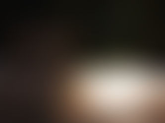 maceta iluminada para exterior con luz LED en jardín moderno durante la noche