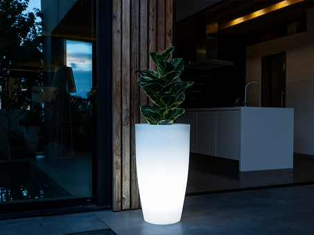 maceta iluminada para iluminación decorativa en jardín contemporáneo