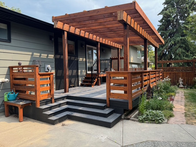 Intergral Construction decks and fences in Calgary, Alberta.jpeg