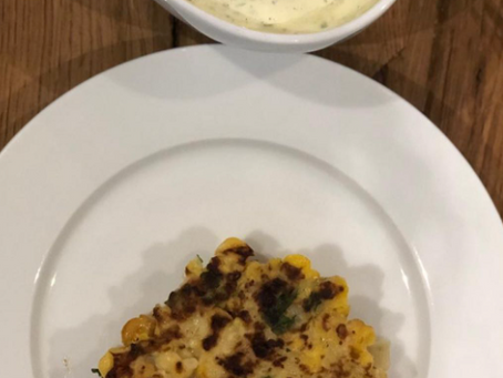 Tortitas de elote con mayonesa de jalapeño