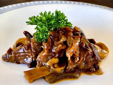 Lomo en salsa de champiñones y cebolla