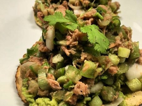Tostadas de atún con tomatillo