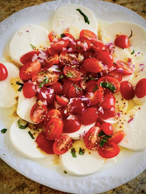 Ensalada de tomate cherry con mozzarella fresco