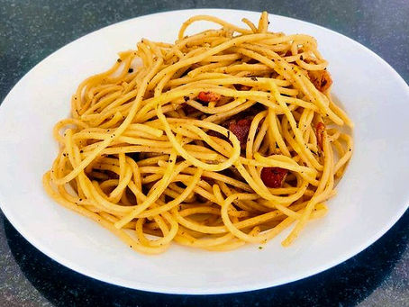 Spaguetti con tocino y tomate deshidratado