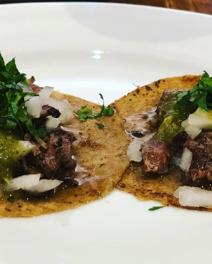 Tacos de chambarete en tortilla de coliflor