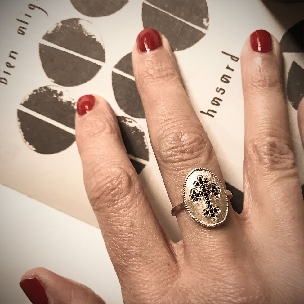 Miniature : Bague en plaqué or brossé avec une croix en pierres synthétiques noires Sévillane Madame Métamorph'Ose